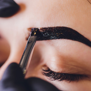 Augenbrauen werden eingezeichnet